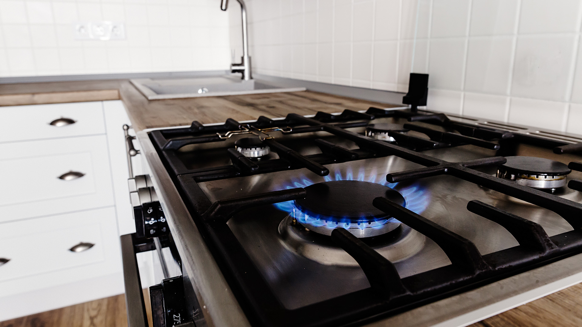 Een gasfornuis in een keuken