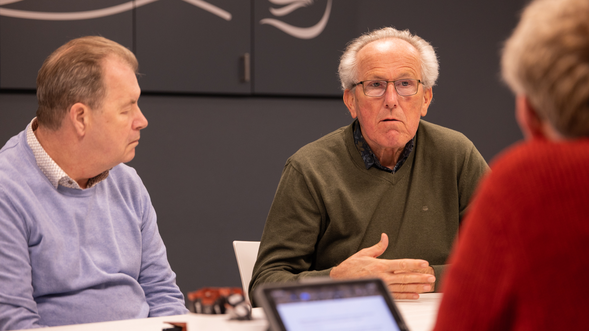 Dick van Beelen in vergadering met vrijwilligers van Grip op de Knip Katwijk
